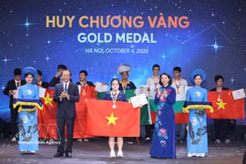 Una estudiante vietnamita recibe medalla de oro. (Foto: VNA)