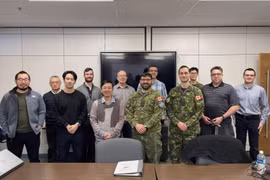 El profesor asociado Vu Viet Hung (tercero desde la izquierda en la primera fila) posa para una foto con estudiantes y miembros de la Real Escuela Militar de Canadá. (Foto: Proporcionada por el entrevistado)