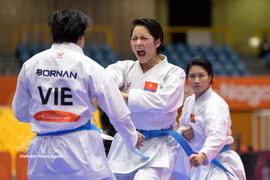 Actuación de las atletas vietnamitas en la final contra Irán en la prueba de kata por equipos femeninos de karate en ASIAD 2026, el 22 de septiembre. (Foto: VNA)