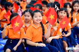 Alumnos de la Escuela Primaria Dinh Tien Hoang, barrio de Hiep Phu, Ciudad Ho Chi Minh, el día de la inauguración del año escolar, la mañana del 5 de septiembre. (Foto: tuoitre)