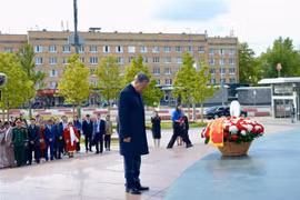 El secretario general del Partido Comunista de Vietnam, To Lam, coloca ofrendas florales ante el monumento al Presidente Ho Chi Minh en la Plaza que lleva su nombre en Moscú. (Foto: VNA)