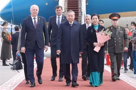 El viceprimer ministro bielorruso Anatoly Sivak recibe al secretario general To Lam y a su esposa en el Aeropuerto Internacional de Minsk. (Foto: VNA)