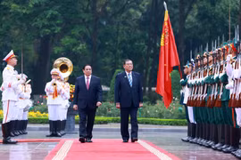 El primer ministro de Vietnam, Pham Minh Chinh, preside la ceremonia oficial de bienvenida a su homólogo japonés, Ishiba Shigeru. (Foto: VNA)