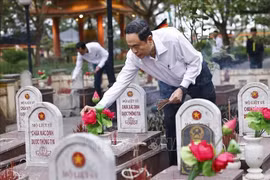 El presidente de la Asamblea Nacional, Tran Thanh Man, deposita flores en el Cementerio Nacional de los Mártires de la Carretera 9, en la provincia de Quang Tri (Foto: VNA)