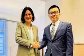 El embajador de Vietnam, Vu Le Thai Hoang, y Claudia Reinprecht, embajadora de Tecnología del Ministerio de Relaciones Exteriores de Austria. (Foto: VNA)