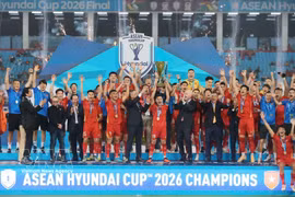 El presidente de la FIFA, Gianni Infantino, entrega el trofeo de campeón de la Copa ASEAN a la selección de Vietnam. Foto: Minh Quyết/VNA