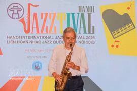 El artista Quyen Van Minh actúa en el programa de presentación del proyecto del Festival Internacional de Jazz de Hanoi 2026 (Hanoi Jazztival 2026). Foto: VNA