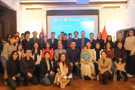 Expertos y científicos vietnamitas en Dinamarca, Noruega, Suecia y Francia tomaron fotografías de recuerdo. (Foto: baoquocte.vn)