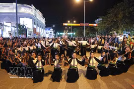 Destacadas actuaciones de danza Xoe Thai en el Festival Callejero “Esencias del Noroeste”. (Foto: VNA)