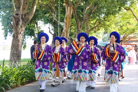 Hue se llena de color con el esplendor del vestuario tradicional vietnamita