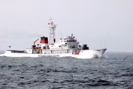 Barco de la guardia costera de China visita ciudad de Vietnam