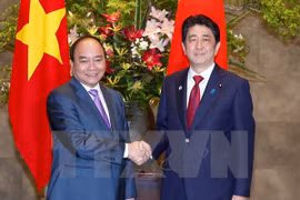 Primer ministro de Vietnam conversa con Shinzo Abe