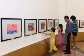 Exposición de pinturas en Hanoi saluda Día de la Familia de Vietnam y Rusia