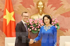 Líder parlamentaria de Vietnam recibe a embajadores neozelandés y filipino