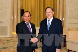 Premier de Vietnam apoya cooperación con organizaciones de masas de China