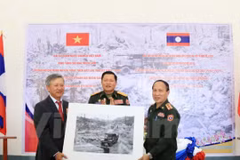 Embajada vietnamita regala valiosos fotos y mapas al museo militar laosiano