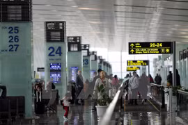 Crecen entradas y salidas de turistas por aeropuertos vietnamitas