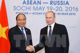 Premier vietnamita dialoga con presidente ruso en ciudad de Sochi
