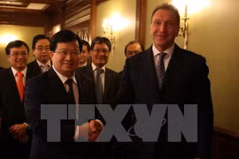 El viceprimer ministro de Vietnam Trinh Dinh Dung y el primer vicepremier ruso, Igor Shuvalov