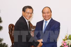 Premier de Vietnam recibe a embajador y experto de Japón
