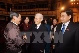 Líderes se reúnen con diputados de Hanoi de distintas generaciones