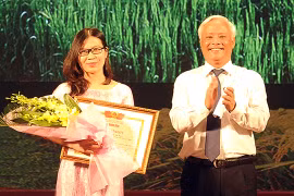 Premian en Vietnam a obras del concurso de escritura sobre agricultura