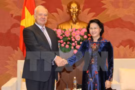 Líder parlamentaria de Vietnam recibe a embajadores de Rusia y Japón