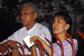 Myanmar: San Suu Kyi propone a su amigo Htin Kyaw para carrera presidencial