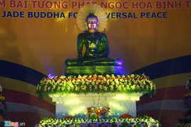 Vietnamitas oran por paz ante estatua budista más grande de mundo