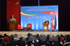 Presidente irlandés intercambia con estudiantes vietnamitas