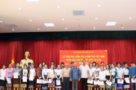 Conceden becas del Gobierno vietnamita a estudiantes expatriados en Laos