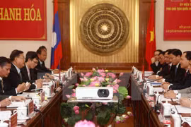Continúa visita de delegación parlamentaria laosiana en Vietnam