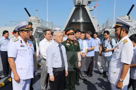 Máximo dirigente partidista de Vietnam visita Zona 4 de la Fuerza Naval