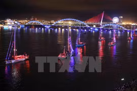 Barcos de Clipper Race desfilen por río Han