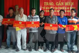 Entrega de banderas a pescadores de Phu Yen: muestra de amor hacia mar nacional