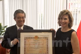 Honran a presidenta de oficina comercial de EE.UU. en Hanoi