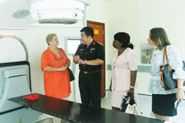 Cooperan Vietnam y Cuba en tratamiento de cáncer