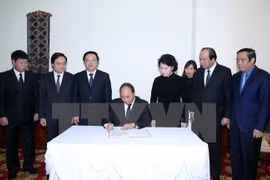 Rinden tributo en Vietnam a exdirigente laosiano