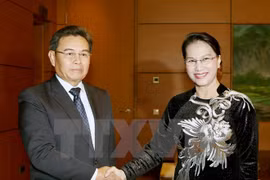 Líder parlamentaria de Vietnam recibe al jefe de organización de masas de Laos