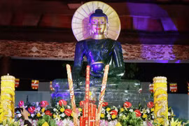 Exhiben en Vietnam mayor estatua de Buda hecha de jade