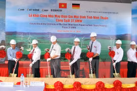 Inician construcción de planta eólica en provincia de Vietnam