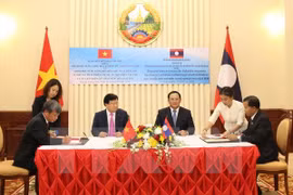 Firman Vietnam y Laos acuerdos de cooperación