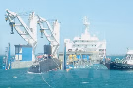 Arriba al puerto Cam Ranh submarino Kilo HQ-186 Da Nang