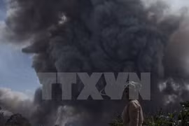 Tres muertos en Indonesia por erupción de volcán