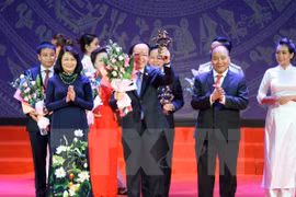 Premier de Vietnam llama a empresas nacionales alcanzar estándares mundiales