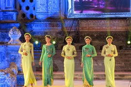 Desfile de Ao Dai hechiza a visitantes a Festival Hue 2016