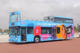 Introducen autobuses de dos pisos sin techo en ciudad vietnamita