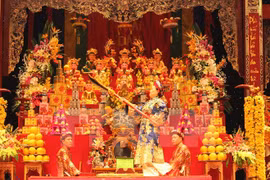 Diplomáticos extranjeros exploran culto tradicional de Vietnam a Madre Diosa