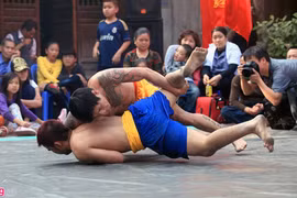 Festival de lucha tradicional en la aldea Mai Dong en ocasión de Tet