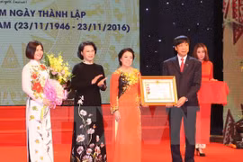 Honran a Cruz Roja de Vietnam con Orden de Trabajo